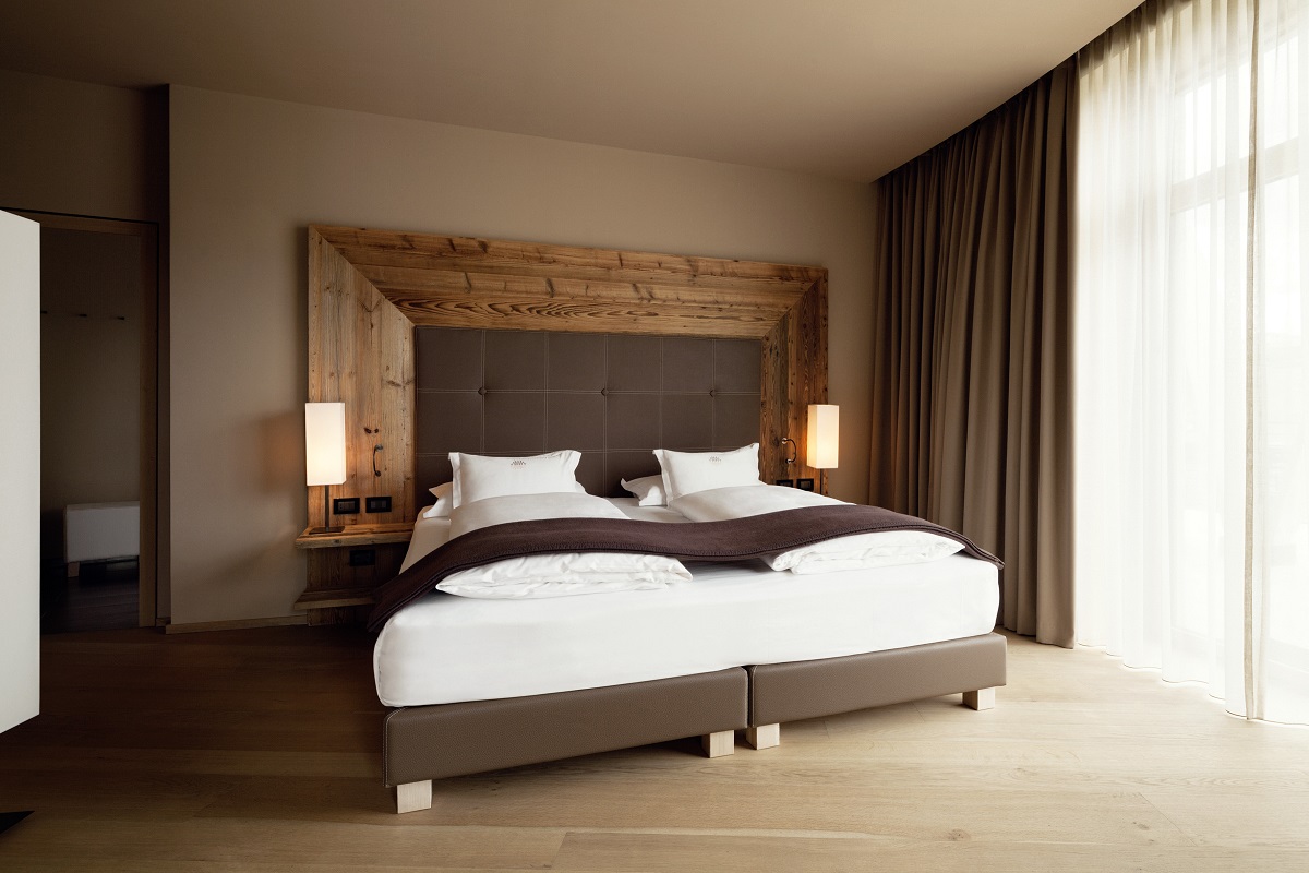 wooden surfaces and natural textures in the dolomites suite in COMO Alpina