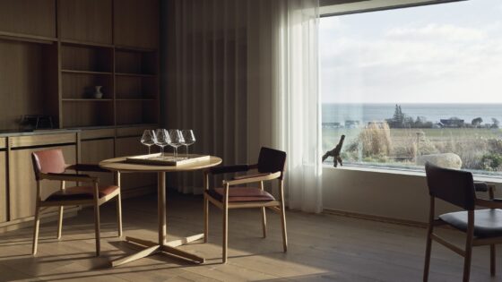 tables in front of picture windows in restaurant Vyn