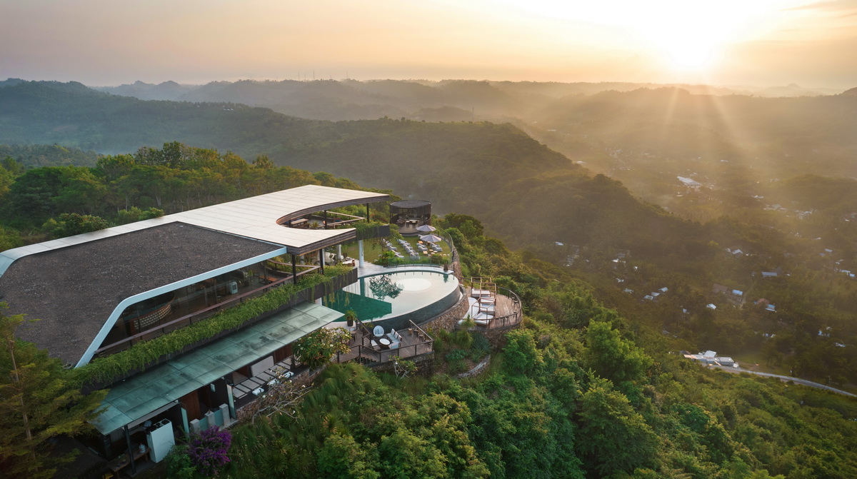 Aerial footage of hotel on edge of cliff