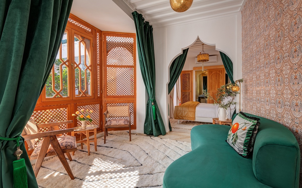 arched details and carved frames in luxury apartment Zahaa